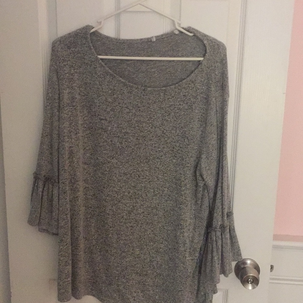 Cute flowy grey top! Nice material!
